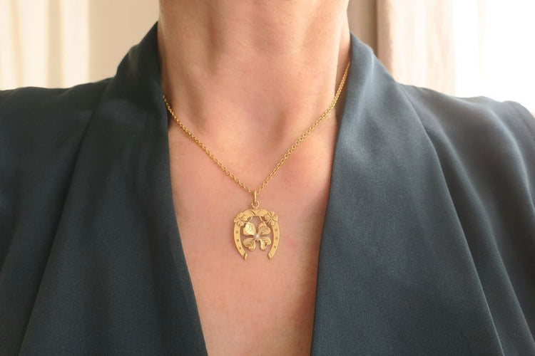 Přívěsek pro štěstí v secesním stylu