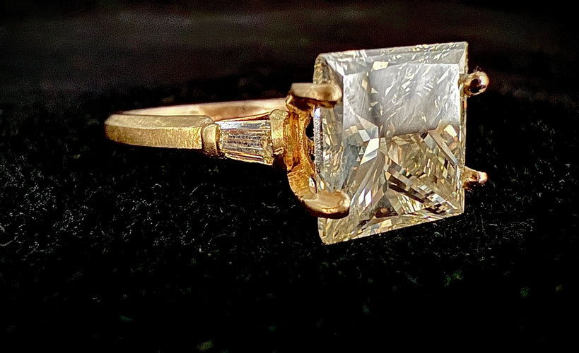 Prsten Solitér ze žlutého zlata, princess brus diamant o hmotnosti 5,20 karátu 