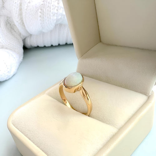 Bague 51 Bague ancienne or jaune et opale en cabochon 58 Facettes 1454
