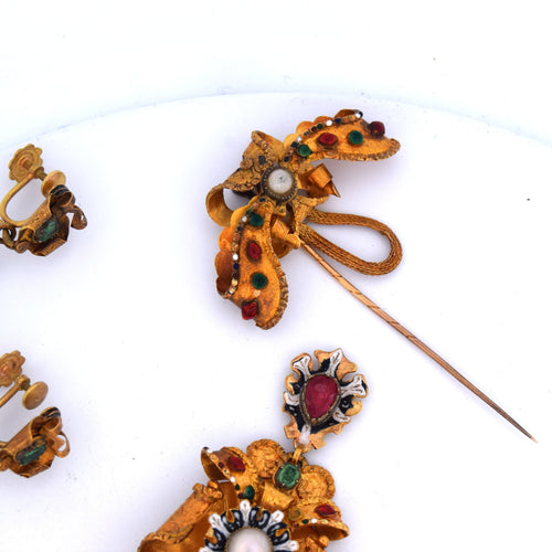 Bague Bague ancienne en or jaune 18 carats sertie de rubis, d'émeraudes et de perles naturelles 58 Facettes