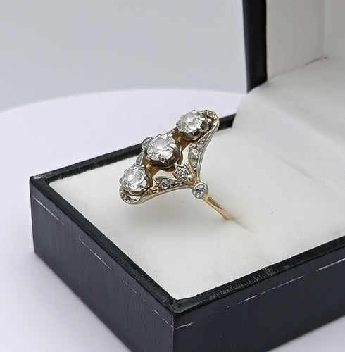 古董黄金戒指和铂金镶嵌钻石 