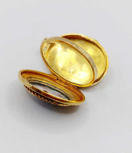 Pendentif Pendentif porte-photo or jaune miniature demoiselle (circa 1920) 58 Facettes A05939