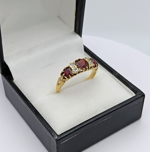 Bague 58 Bague jarretière ancienne en or jaune, sertie de grenats et diamants 58 Facettes