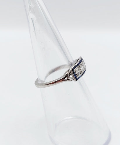 Bague 49 Bague jarretière art déco, platine diamants et saphirs calibrés 58 Facettes A02496