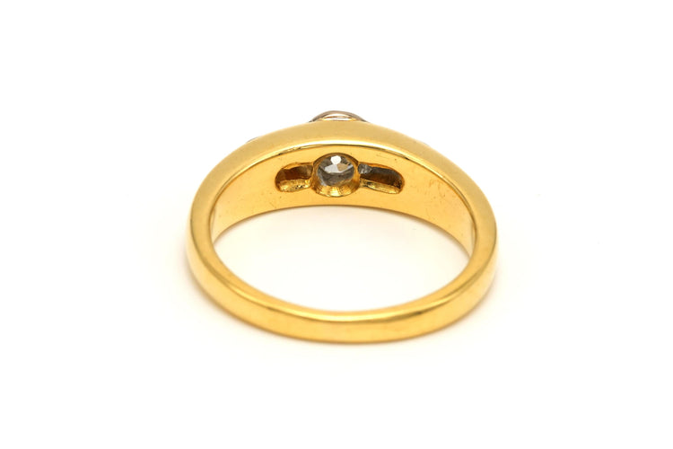 Bague 58 Bague contemporaine en or jaune et blanc 18 carats sertie de diamants "taille" brillant (+-0,56 ct) 58 Facettes B647