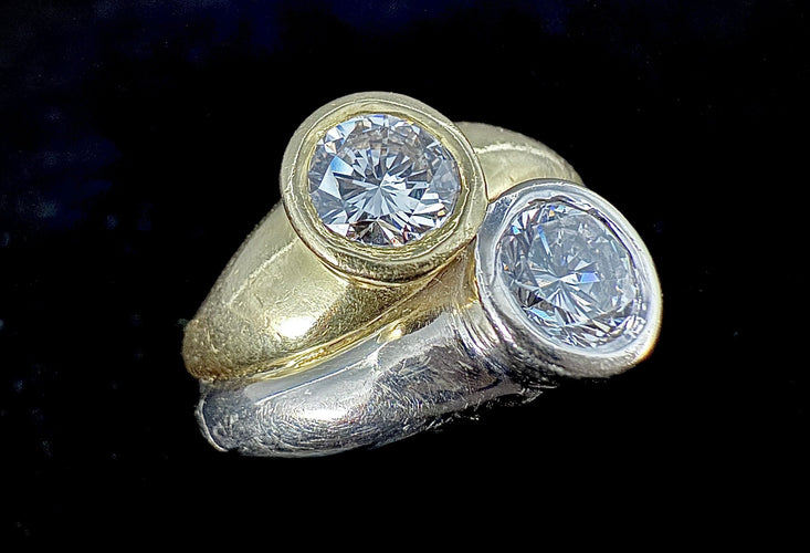 Ring 52 To-farvet guldring indfattet med to diamanter 58 Facettes