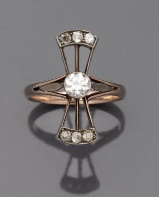 Bague 54 Bague "nœud stylisé" en or jaune, argent et diamants, vers 1900 58 Facettes 217111