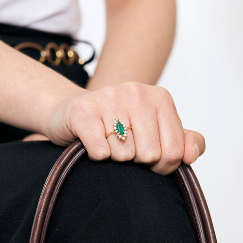 Bague 52,5 Bague marquise or jaune, émeraude et diamants 58 Facettes CHA5547