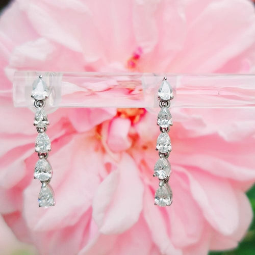 Boucles d'oreilles Boucles d'oreilles "Essentia" - diamants poires et or blanc 58 Facettes 215