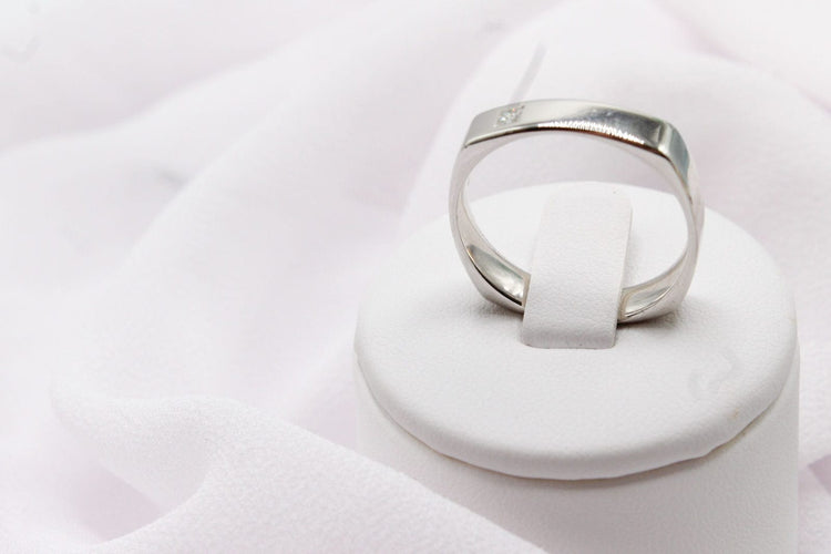 Bague 62 Alliance homme carrée sertie d’un diamant princesse en or blanc 58 Facettes 250065