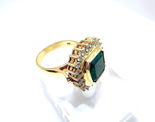 Bague Bague en or jaune ornée d'une grande émeraude naturelle et de diamants 58 Facettes 50418