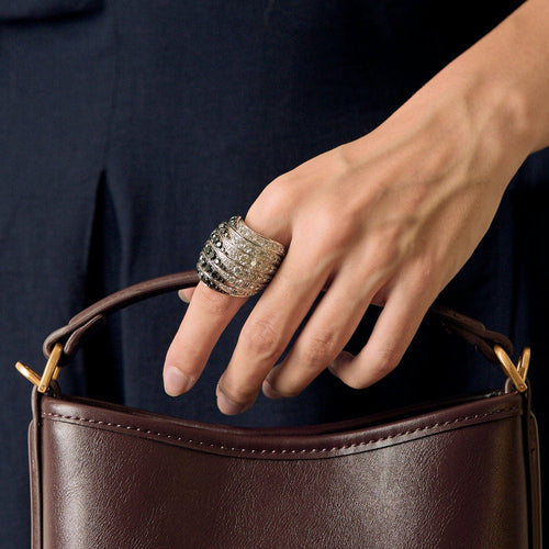 Bague 49 DE GRISOGONO - Bague coktail en or blanc pavée de diamants blancs et de diamants noirs 58 Facettes