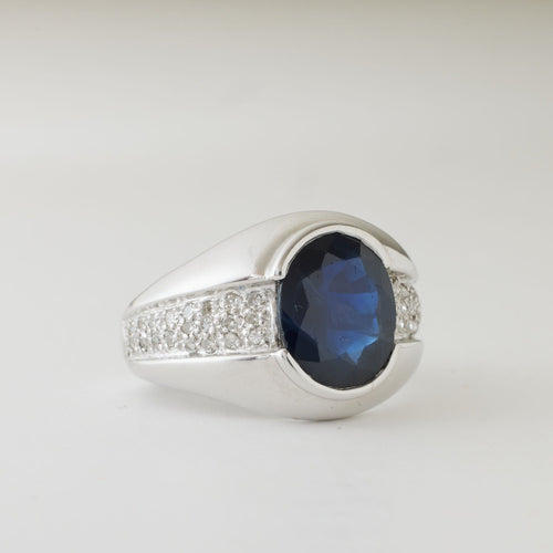 Bague 54 Bague style chevalière or gris, saphir et diamants 58 Facettes