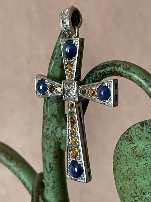 Cross pendant in white gold, diamonds and sapphires