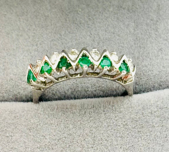 Bague 56 Bague en or blanc avec émeraudes et diamants. 58 Facettes 50163