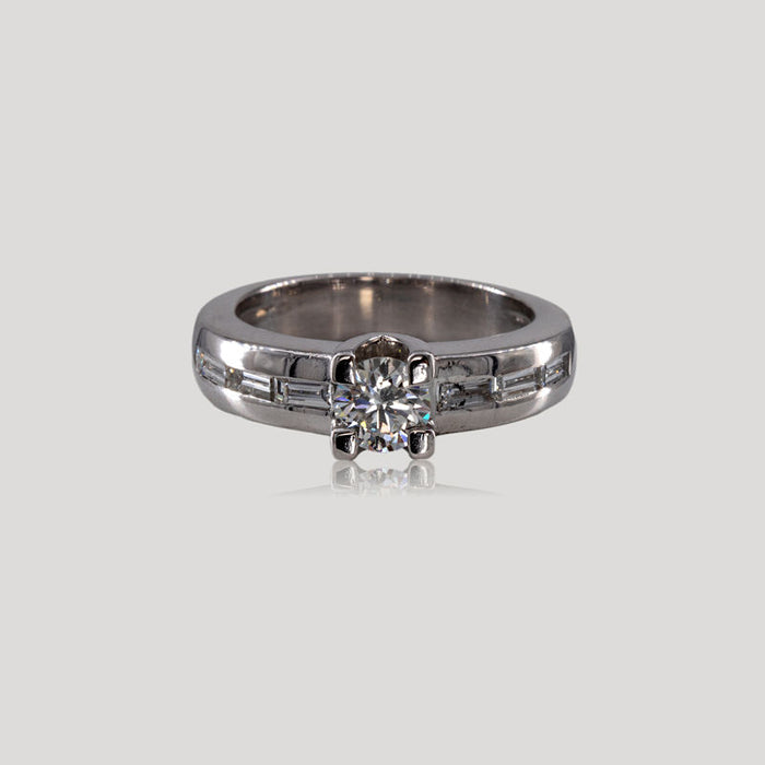 Witgouden ring met baguette diamanten en ronde diamant