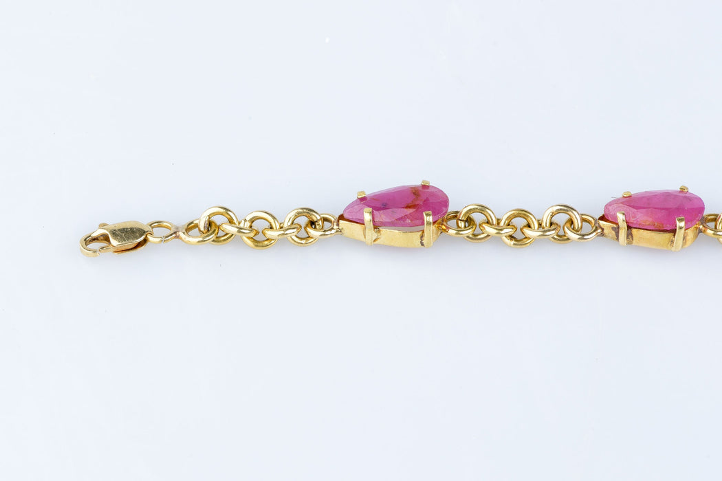 Geelgouden armband versierd met robijnen