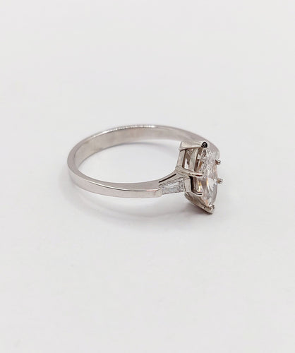 Bague 55 Bague solitaire diamant taille navette et baguettes en or blanc 18k 58 Facettes A06479