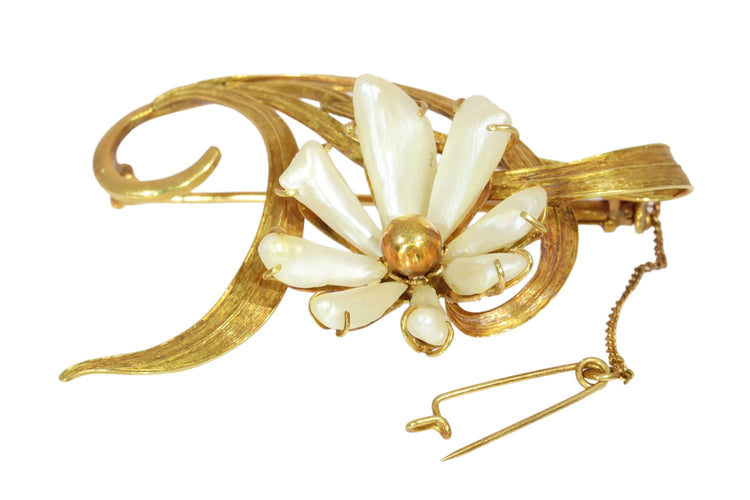 Broche Broche Art nouveau en forme de fleur ornée de perles dents-de-chien, vers 1900, en or 18 carats 58 Facettes 25363-0274