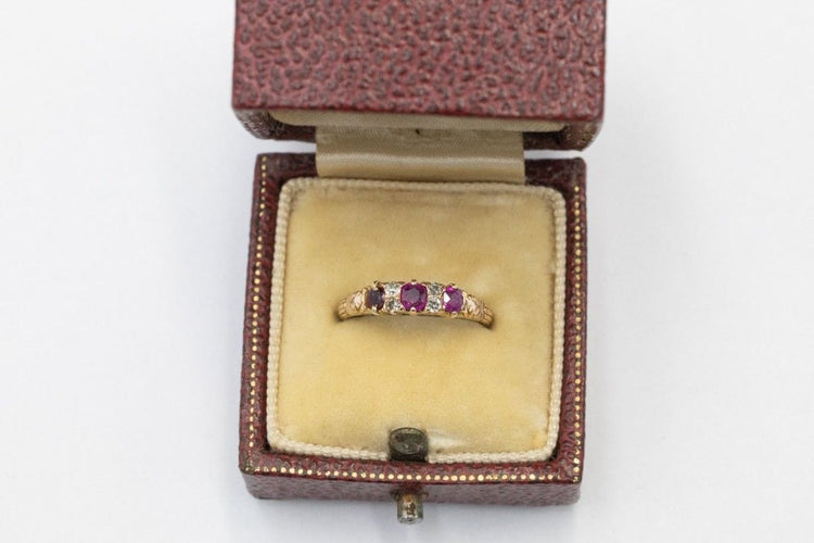 Bague 48 Bague délicate en or jaune ornée de rubis et de diamants 58 Facettes 11163