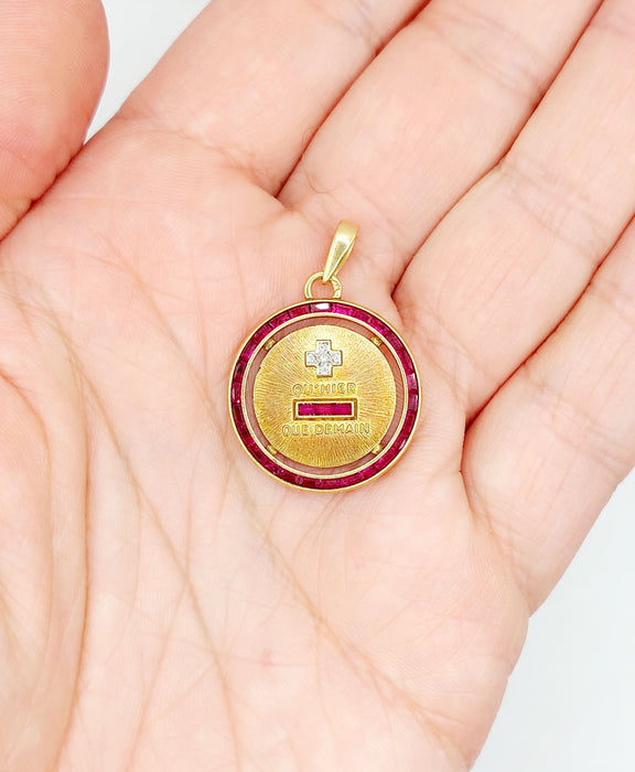 Pendentif AUGIS - ULTRA RARE Médaille d'amour 23mm or jaune, diamant et rubis calibrés  "+ qu'hier - que demain" 58 Facettes A03182