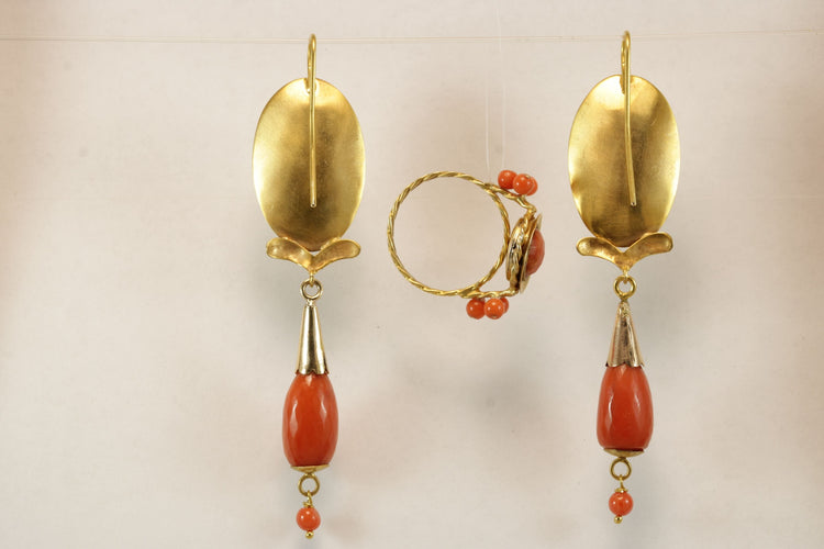 Bague Boucles d'oreilles et bague en or jaune corail antique 58 Facettes 7694