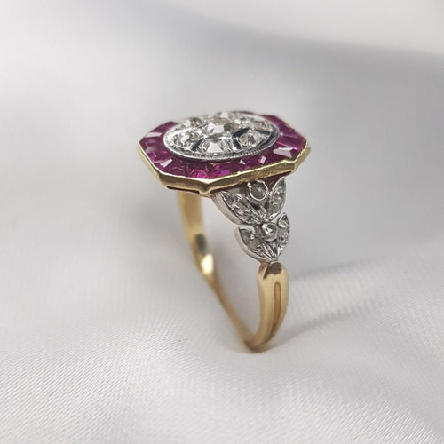 Bague 57 Bague platine, or jaune, diamant, rubis 58 Facettes