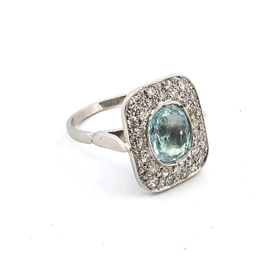 Bague 52 Bague en platine avec une aigue-marine centrale et des diamants environnants 58 Facettes
