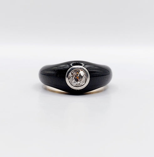 Keltakultainen sormus, musta emali ja vanhan mallinen timantti 0,45 karaattia (noin 1920) 
