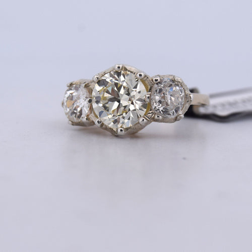 Bague 54 Bague ancienne en platine avec un diamant central de 1,20 ct et des diamants totalisant 1,00 ct 58 Facettes