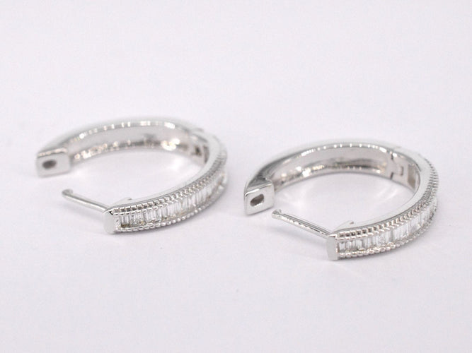 Boucles d'oreilles Boucles d'oreilles en or blanc serties de diamants taille baguette 58 Facettes 2160