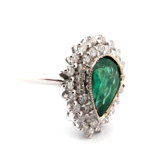 Bague 61 Bague en or blanc avec émeraude centrale et diamants environnants 58 Facettes