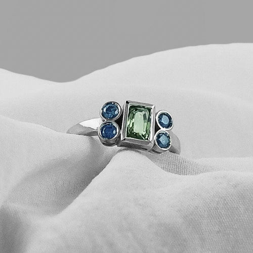 Bague 53 Bague en or avec saphir vert sans chaleur et diamants bleus 58 Facettes AO-0008