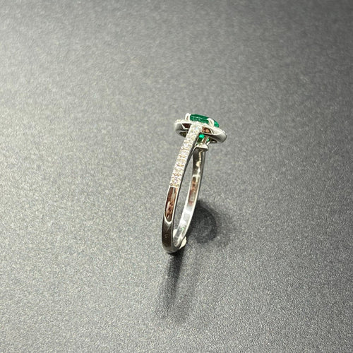 Bague 53 Bague or blanc, Emeraude de Colombie taille ovale, entourage Diamant 58 Facettes