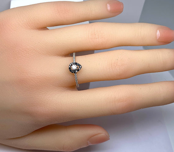Bague 52.5 Bague solitaire or blanc, diamants blancs et diamants noirs. 58 Facettes AB509