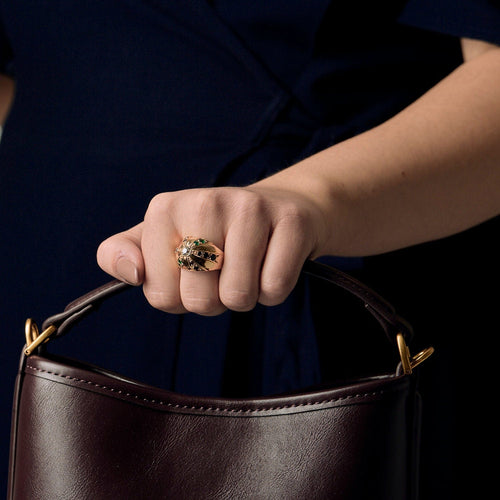 Bague 57 Bague dôme en or jaune, diamant, émeraudes, rubis et saphirs 58 Facettes B250518