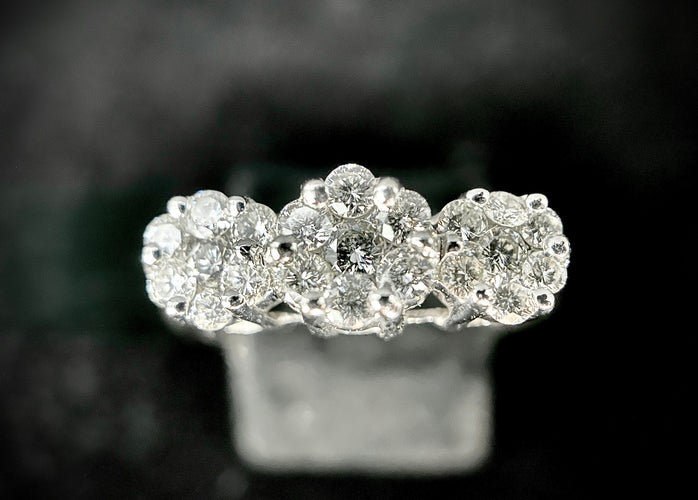 Bague 60 Bague or blanc trio de fleurs sertie de diamants 58 Facettes