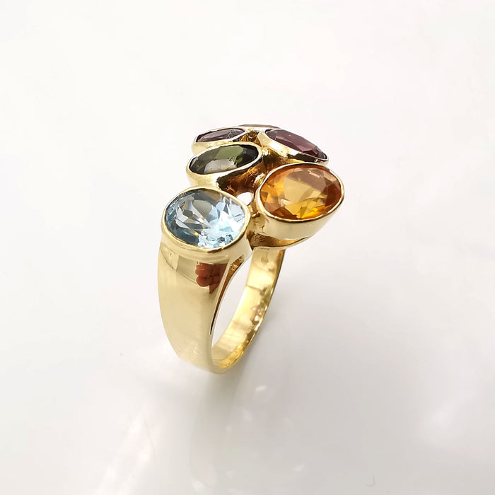 Yellow gold ring with precious stones