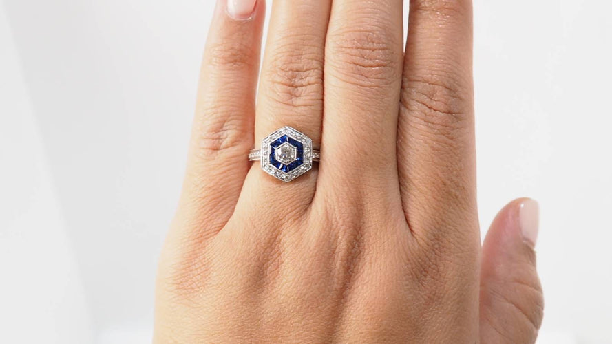 Bague 53.5 Bague hexagonale, saphirs calibrés et diamants 58 Facettes 32645