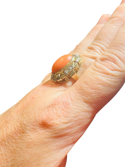 Bague 59 Bague 1940 or jaune cabochon corail et diamants taille ancienne 58 Facettes 7204 A