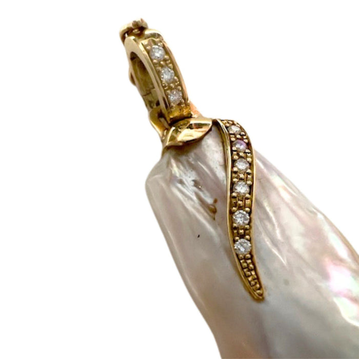 Ciondolo moderno in oro con perla lucida e barocca