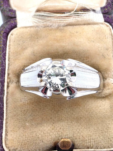 白金戒指镶钻石 