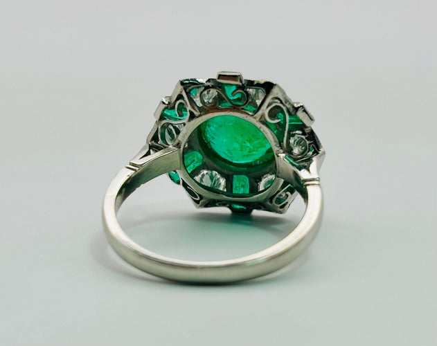 Bague Bague vintage en platine ornée d'émeraudes et de diamants 58 Facettes 50265