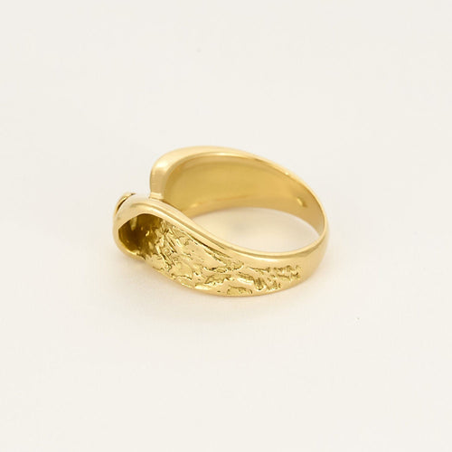 Anel em ouro amarelo com motivo de laço estilizado 