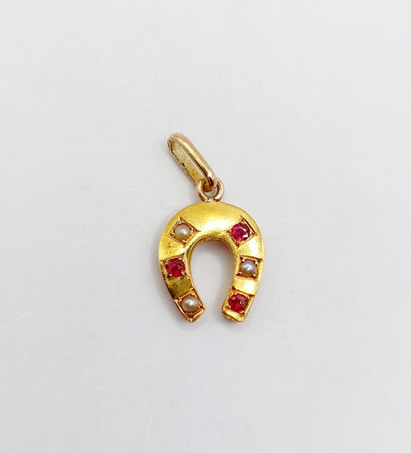 Pendentif Pendentif fer à cheval or jaune, perles et pierres rouges (circa 1900) 58 Facettes A05742