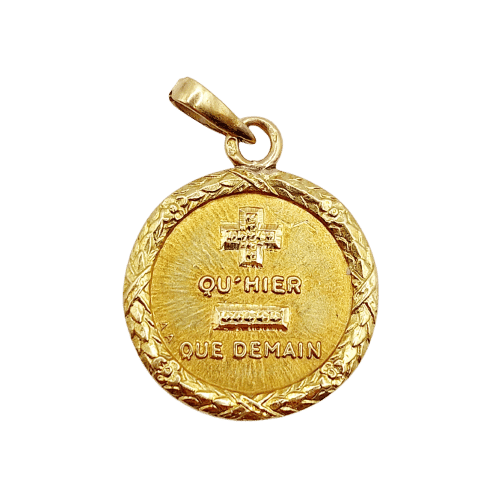 Pendentif Augis - Pendentif médaille d'amour \"+ qu'hier - que demain\" en or 18k 58 Facettes A06443