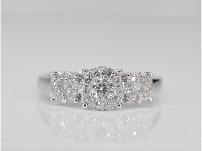 Bague 54 Bague trinité en or blanc avec diamants 58 Facettes 2002