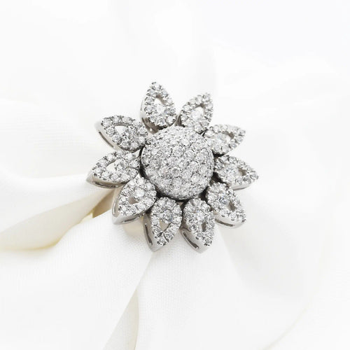 Bague Bague en or blanc en forme de fleur sertie de diamants (2,1 carats) 58 Facettes 17335