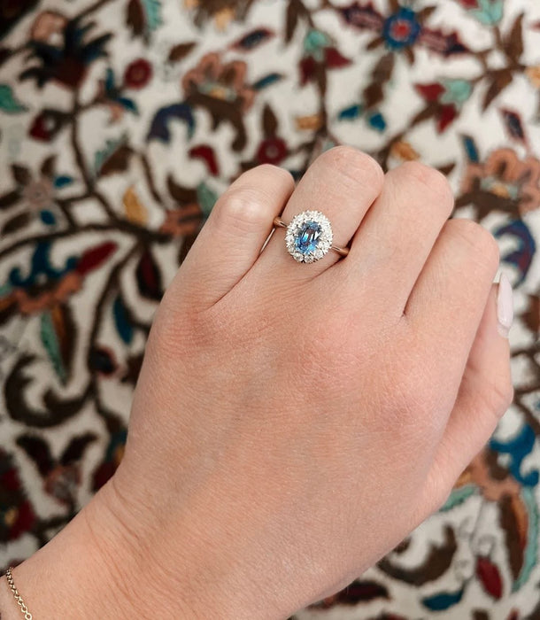 Bague 54 Bague en or jaune avec saphir bleu antique et diamants 58 Facettes