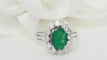 Bague 55 Bague entourage en or blanc, émeraude ovale et diamants 58 Facettes 32326
